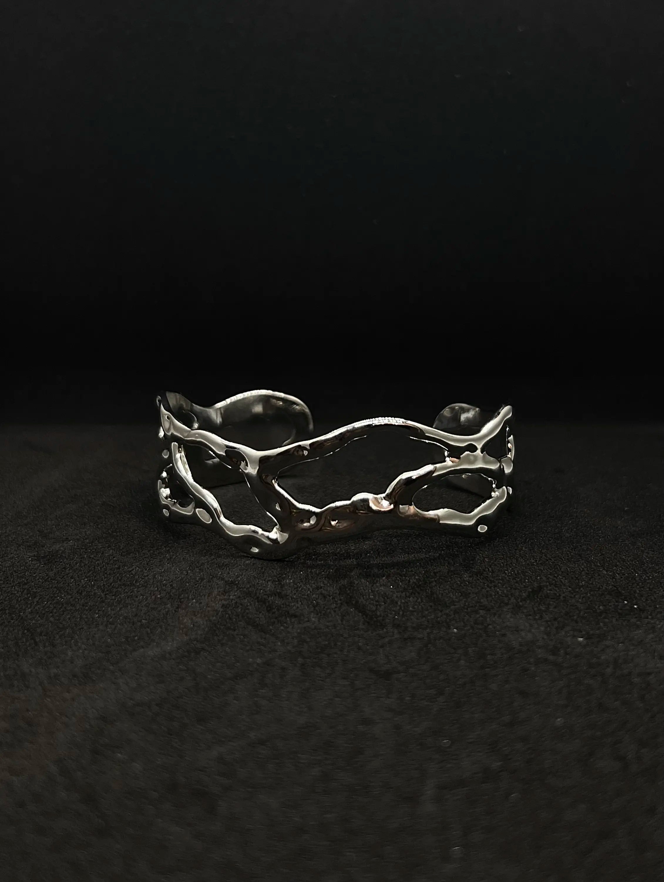 Bracelet métal liquide en acier inoxydable plaqué or 18 carats - Irregular liquid metal Cuff - Bijoux ajustables waterproof et hypoallergéniques | Mindfits