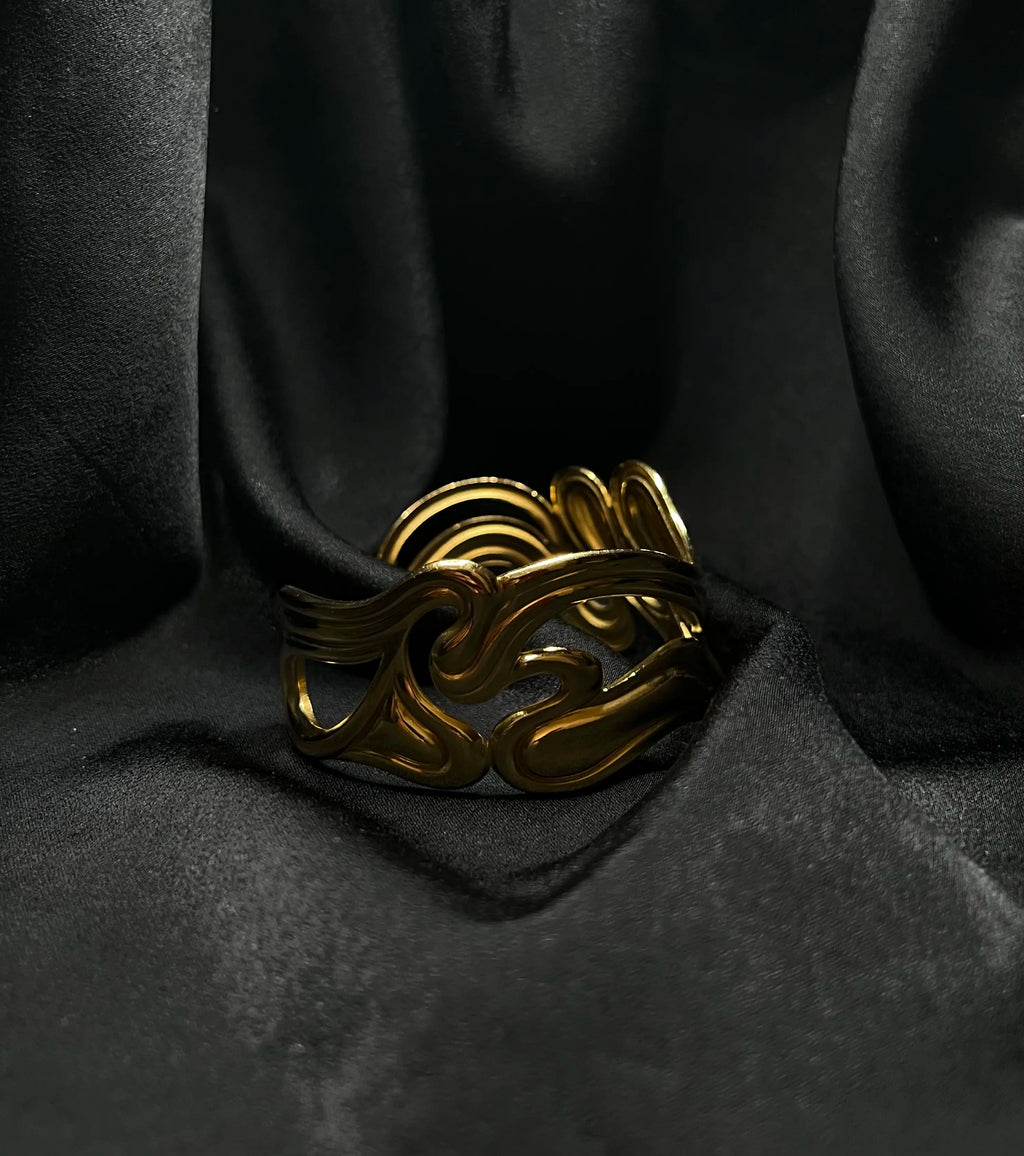 Bracelet épais ajouré doré en acier inoxydable plaqué or 18 carats - Carved cuff - Bijoux ajustables waterproof et hypoallergéniques | Mindfits