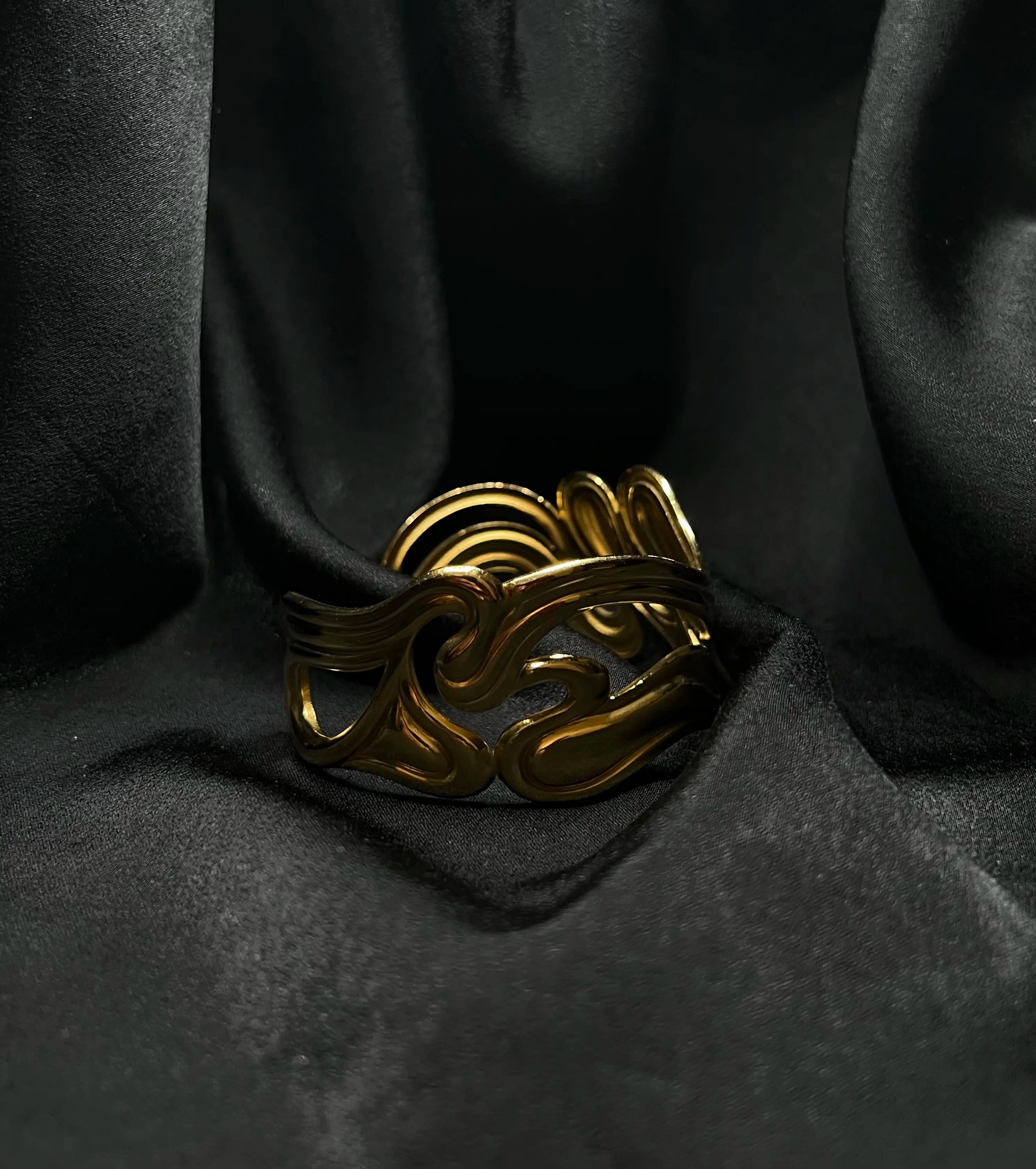 Bracelet épais ajouré doré en acier inoxydable plaqué or 18 carats - Carved cuff - Bijoux ajustables waterproof et hypoallergéniques | Mindfits