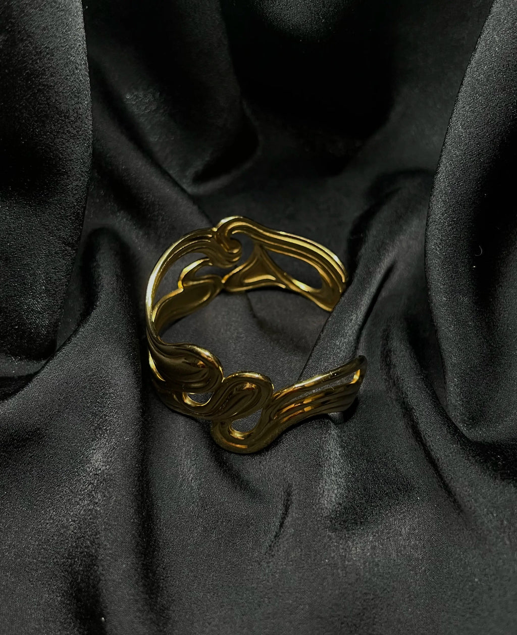 Bracelet épais ajouré doré en acier inoxydable plaqué or 18 carats - Carved cuff - Bijoux ajustables waterproof et hypoallergéniques | Mindfits