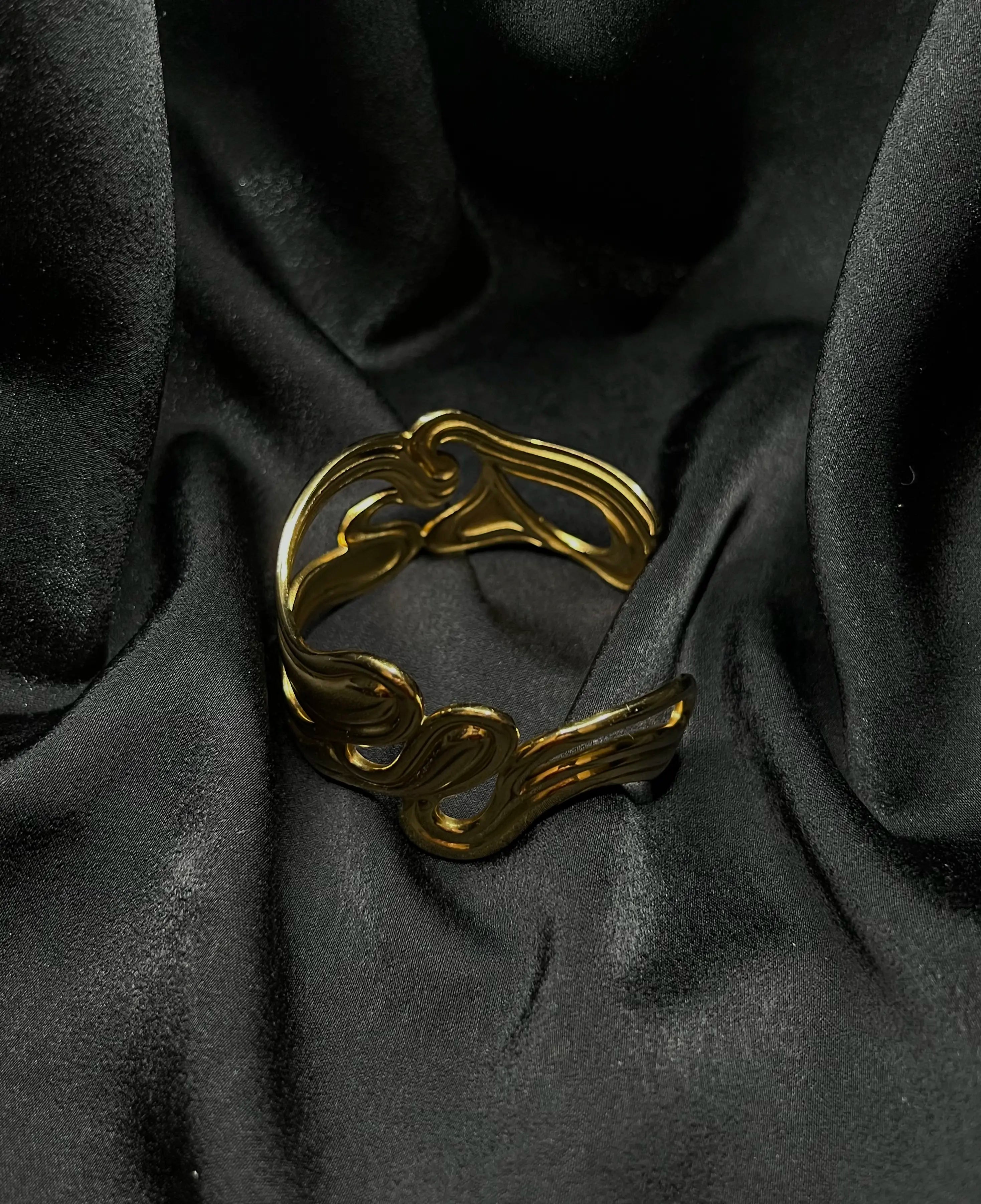 Bracelet épais ajouré doré en acier inoxydable plaqué or 18 carats - Carved cuff - Bijoux ajustables waterproof et hypoallergéniques | Mindfits