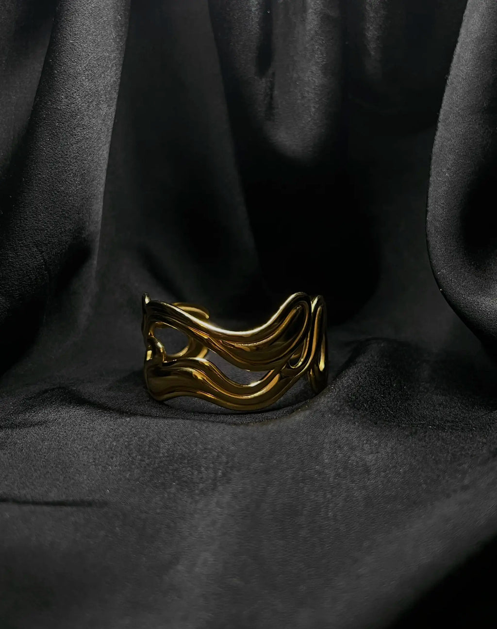 Bracelet épais ajouré doré en acier inoxydable plaqué or 18 carats - Carved cuff - Bijoux ajustables waterproof et hypoallergéniques | Mindfits