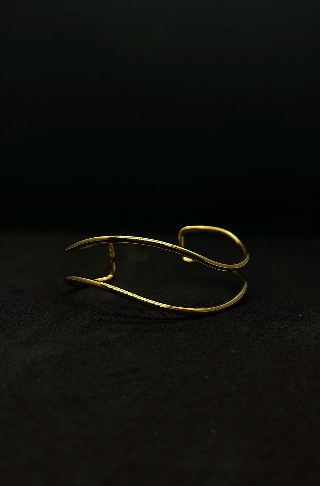 Bracelet fin ondulé en acier inoxydable plaqué or 18 carats - Double wavy cuff - Bijoux ajustables waterproof et hypoallergéniques | Mindfits