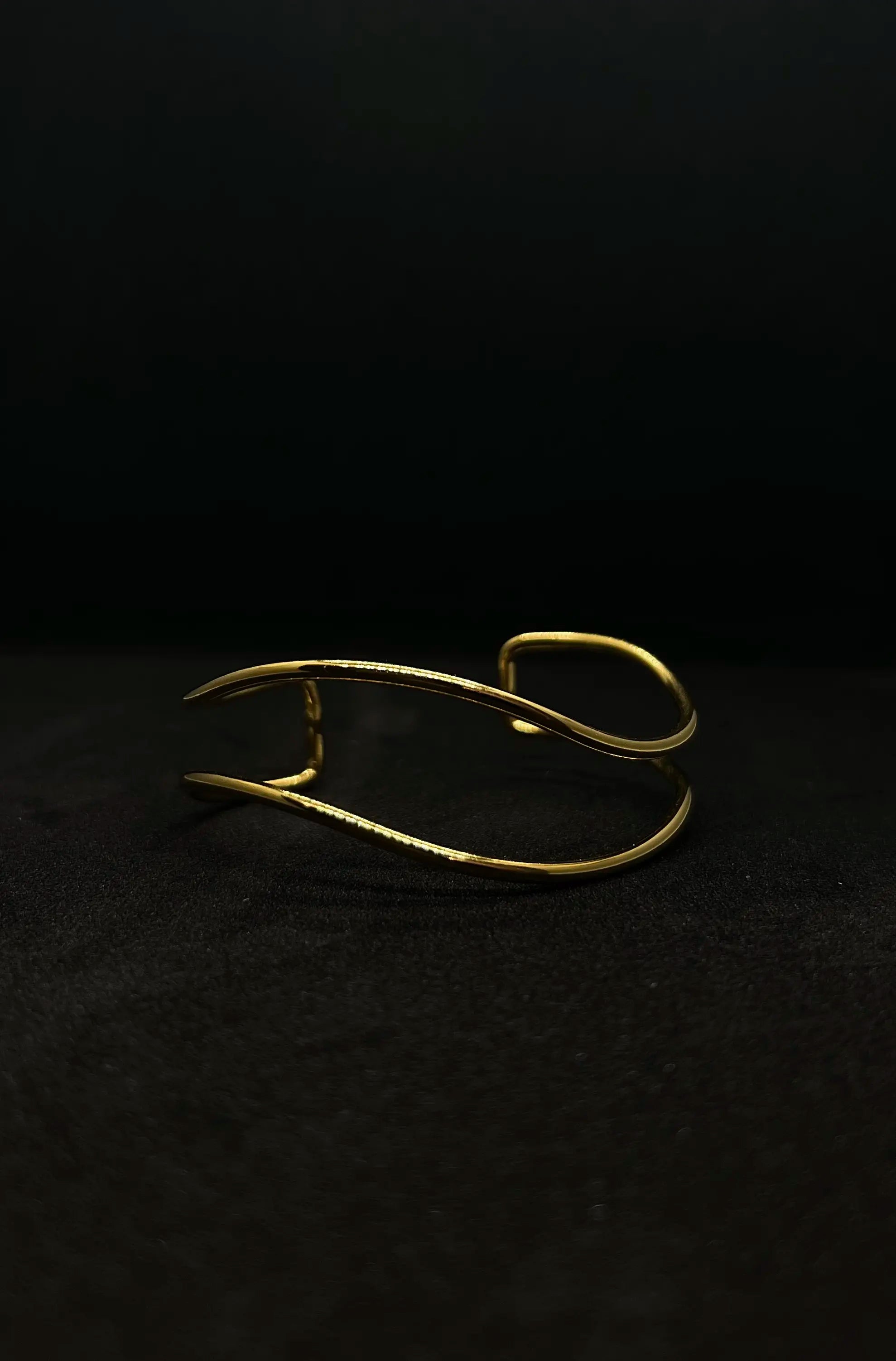 Bracelet fin ondulé en acier inoxydable plaqué or 18 carats - Double wavy cuff - Bijoux ajustables waterproof et hypoallergéniques | Mindfits