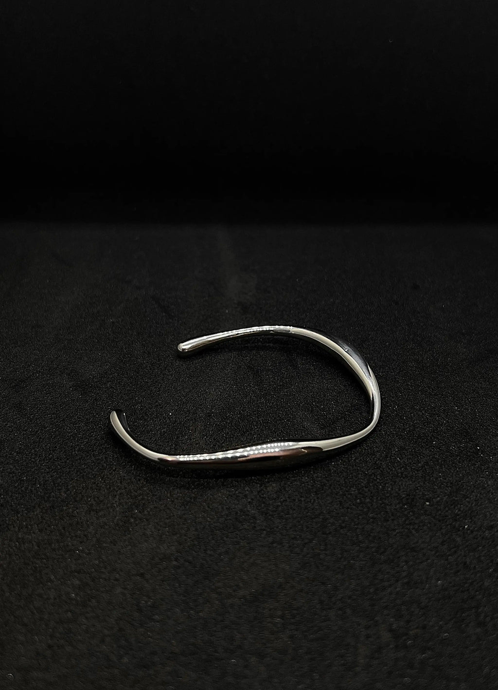 Bracelet fin organique en acier inoxydable plaqué or 18 carats - Organic bangle - Bijoux ajustables waterproof et hypoallergéniques | Mindfits