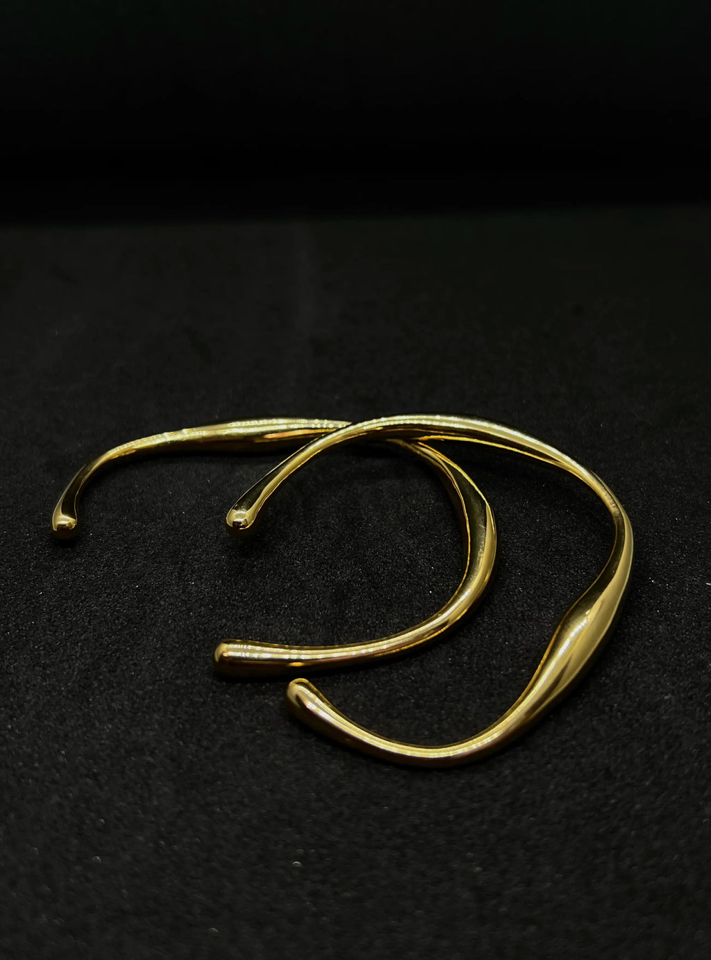 Bracelet fin organique en acier inoxydable plaqué or 18 carats - Organic bangle - Bijoux ajustables waterproof et hypoallergéniques | Mindfits