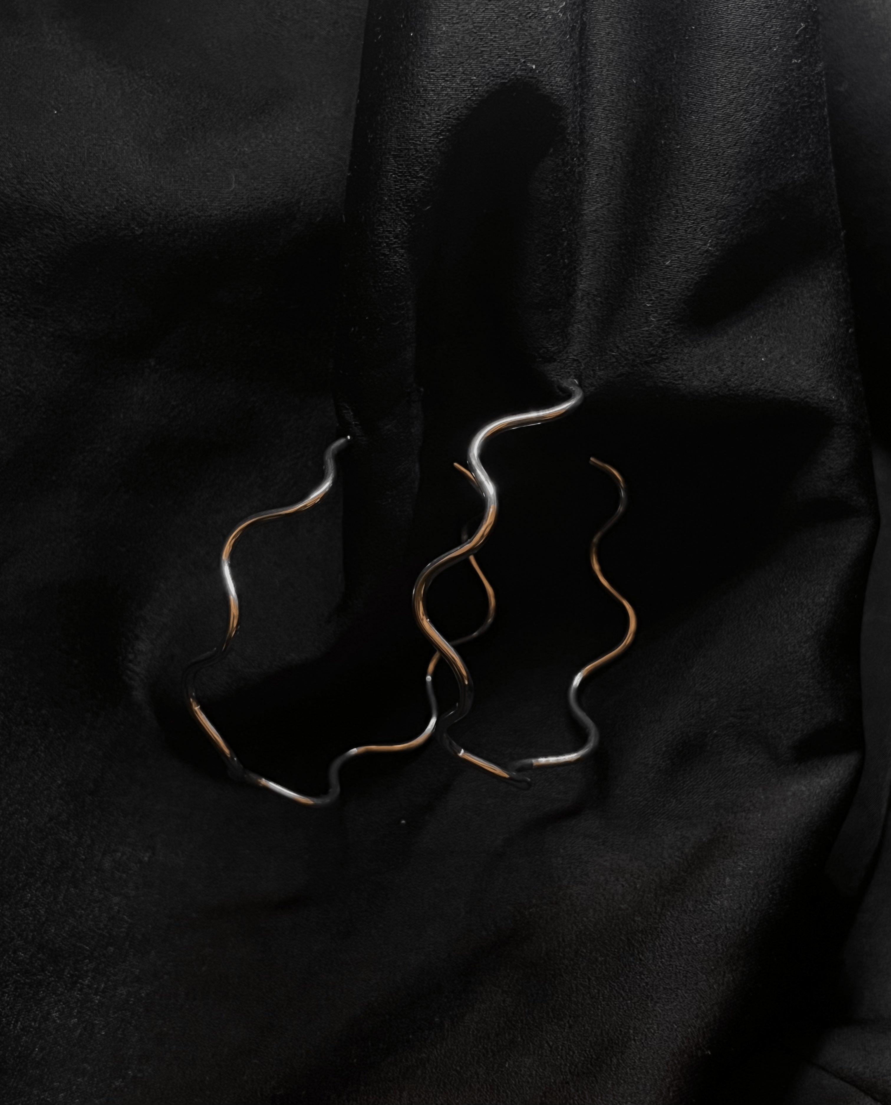 Créoles ondulées minimalistes en acier inoxydable plaqué or 18 carats - Gold leaf hoops - Bijoux waterproof et hypoallergéniques | Mindfits