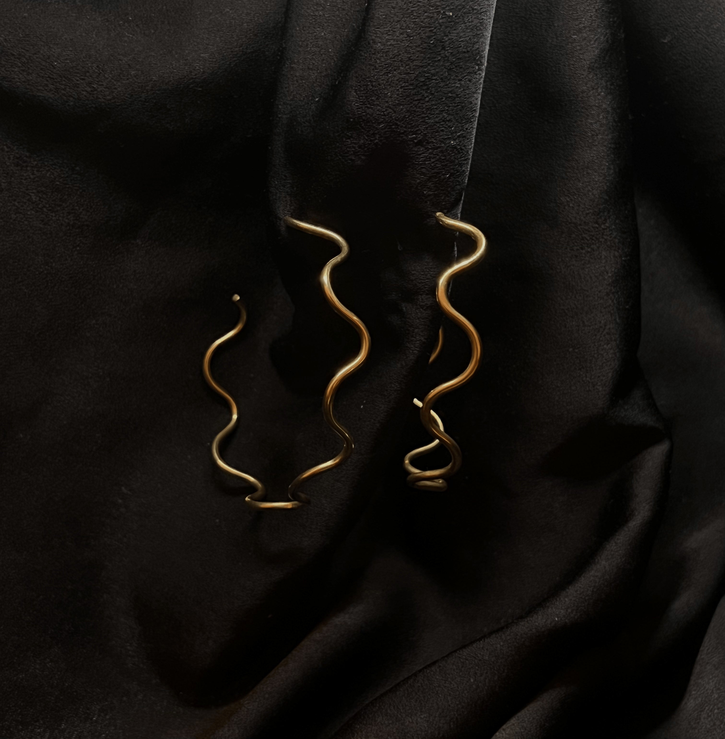 Créoles ondulées minimalistes en acier inoxydable plaqué or 18 carats - Gold leaf hoops - Bijoux waterproof et hypoallergéniques | Mindfits