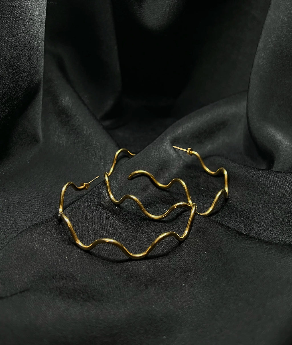 Créoles ondulées minimalistes en acier inoxydable plaqué or 18 carats - Gold leaf hoops - Bijoux waterproof et hypoallergéniques | Mindfits