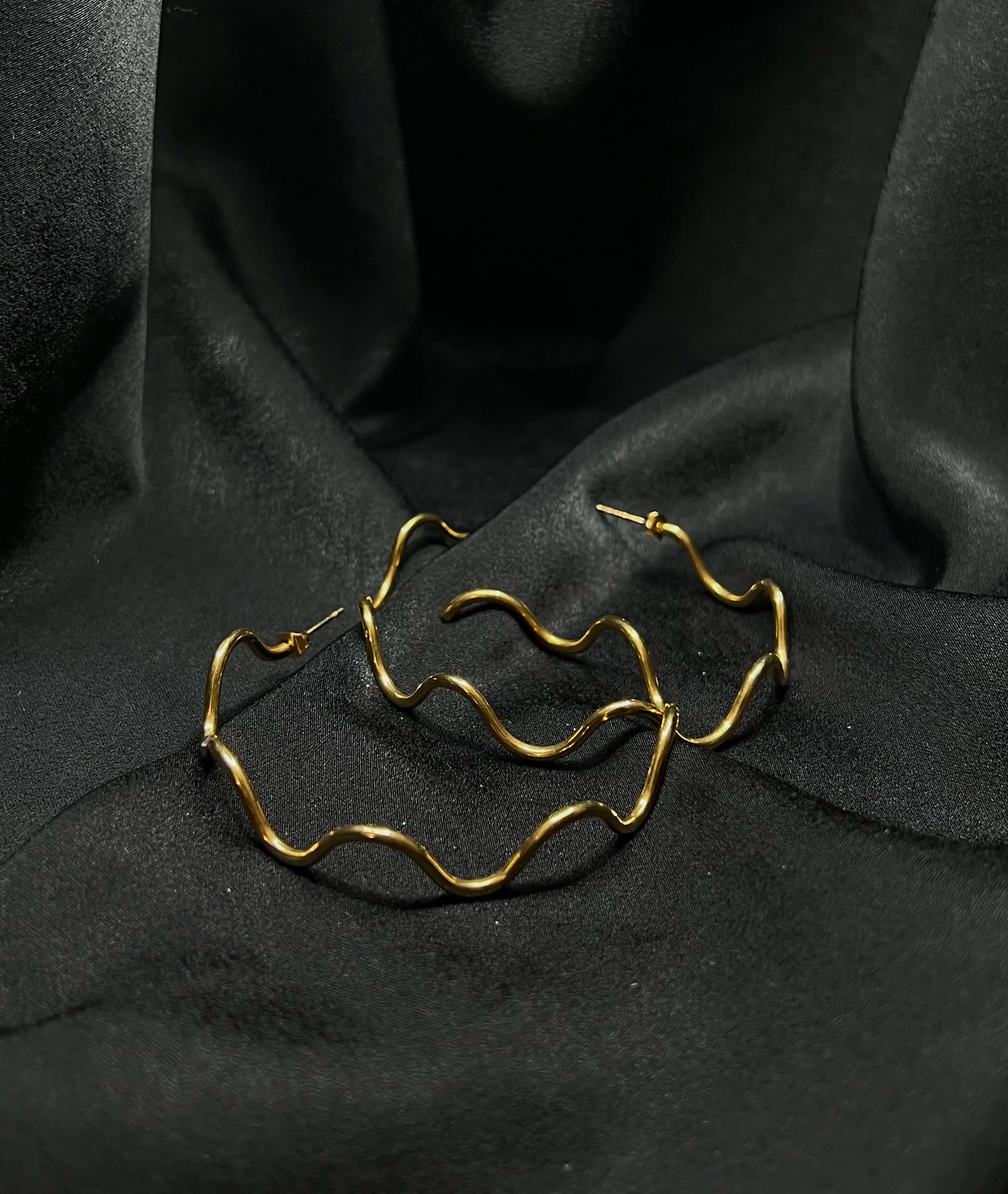 Créoles ondulées minimalistes en acier inoxydable plaqué or 18 carats - Gold leaf hoops - Bijoux waterproof et hypoallergéniques | Mindfits