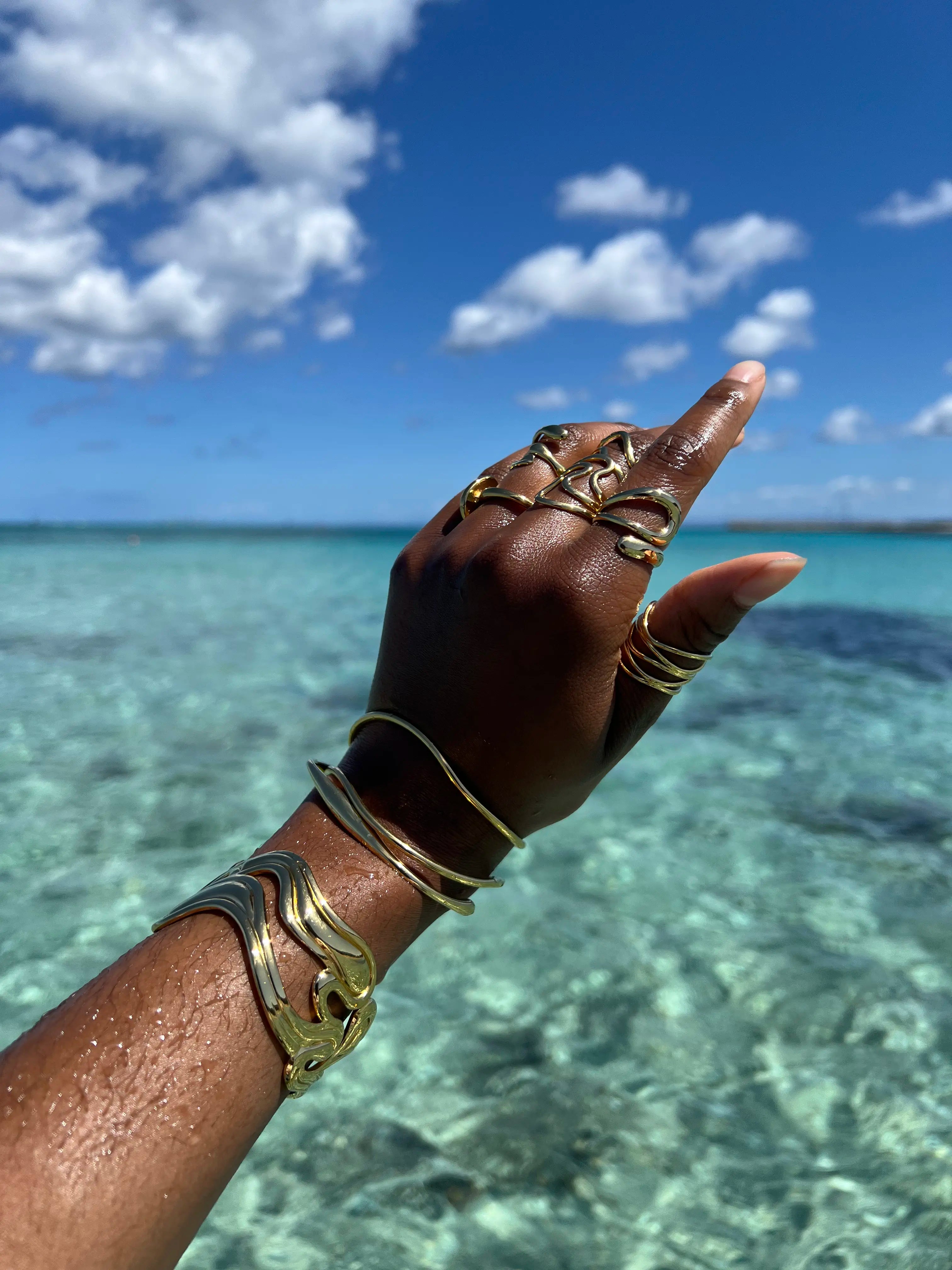 Bracelet épais ajouré doré en acier inoxydable plaqué or 18 carats - Carved cuff - Bijoux ajustables waterproof et hypoallergéniques | Mindfits