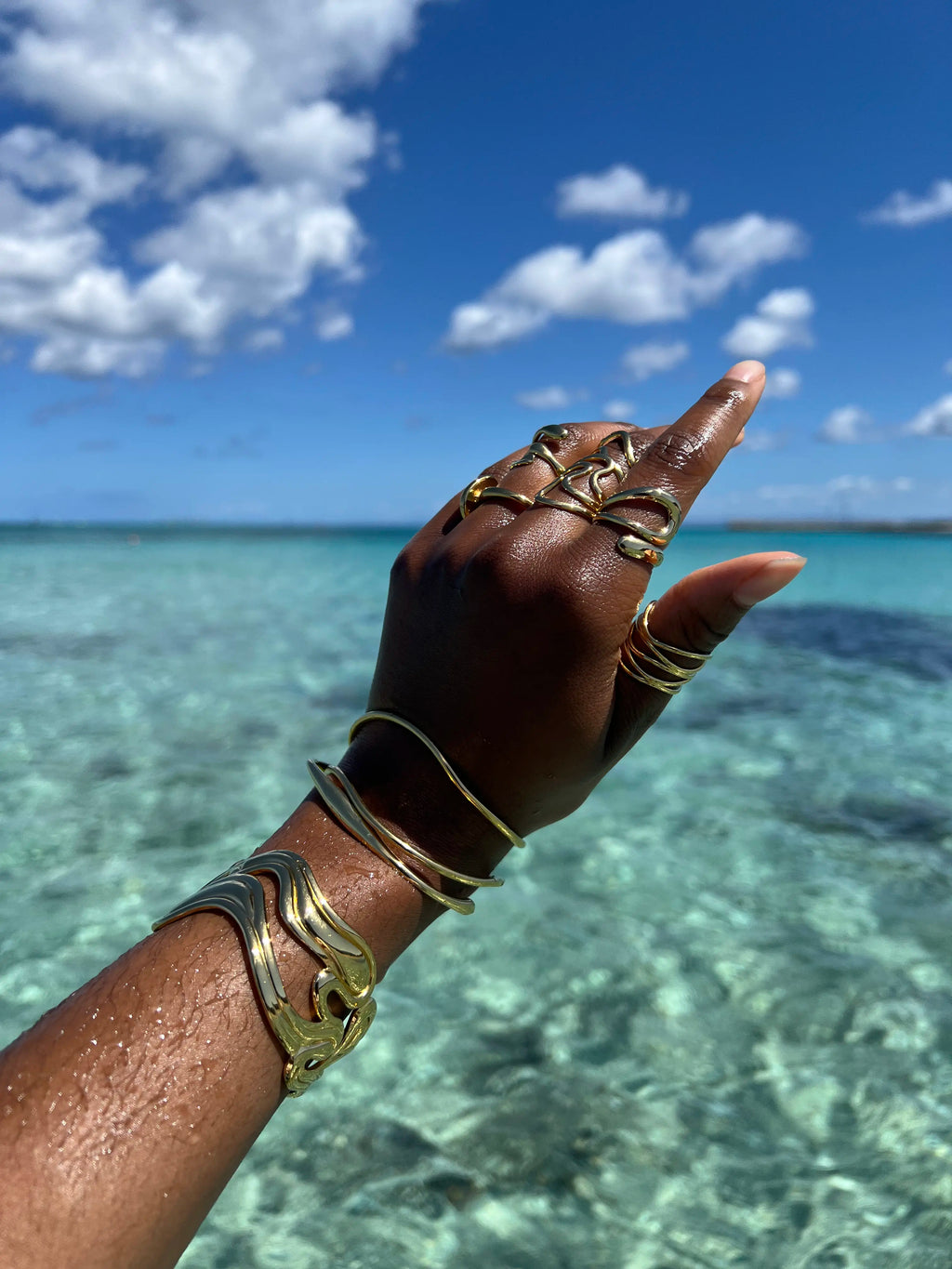 Bracelet fin ondulé en acier inoxydable plaqué or 18 carats - Double wavy cuff - Bijoux ajustables waterproof et hypoallergéniques | Mindfits