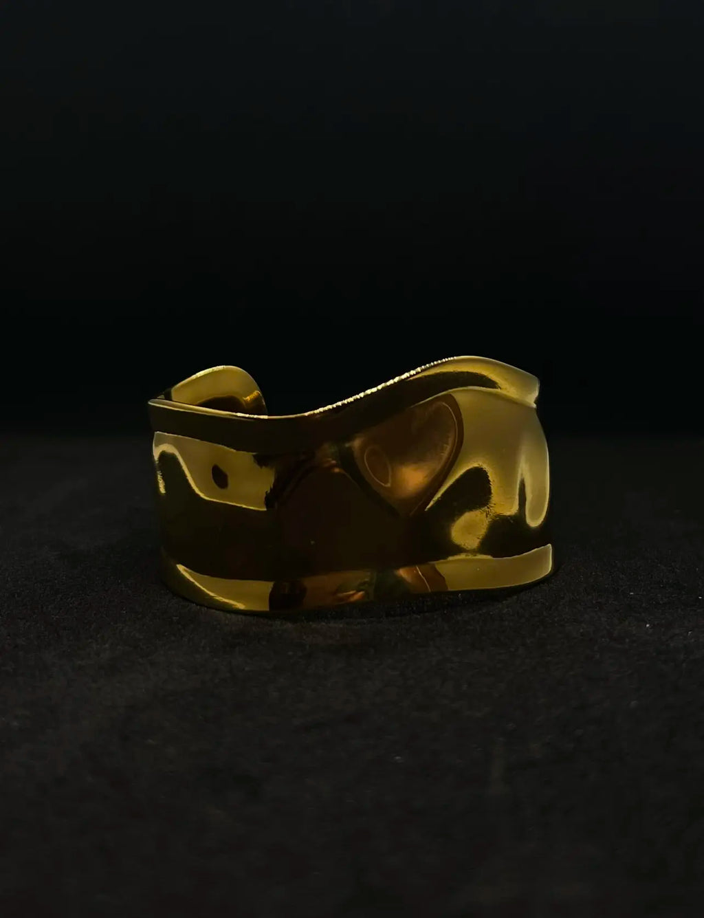 Bracelet épais asymétrique doré en acier inoxydable plaqué or 18 carats - Wonder cuff n°2- Bijoux ajustables waterproof et hypoallergéniques | Mindfits 2ND CHANCE