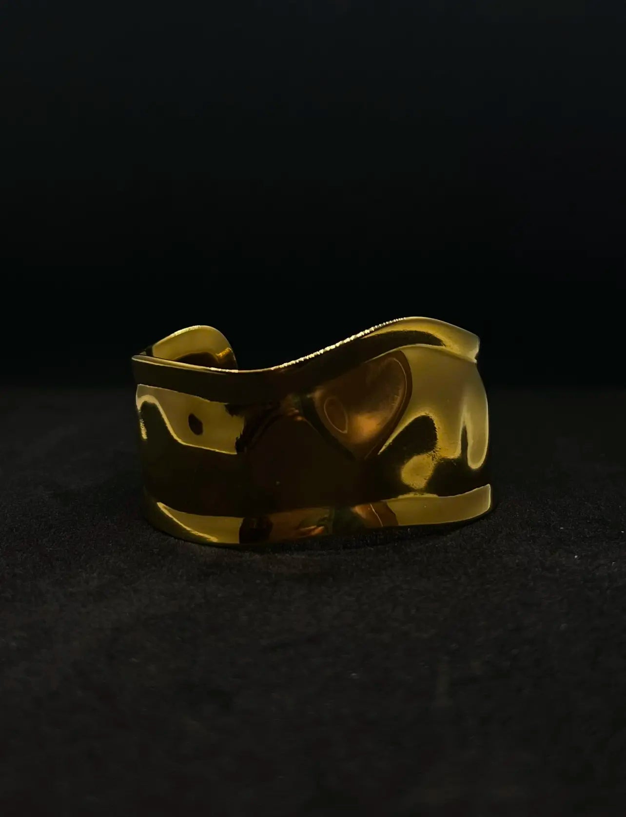 Bracelet épais asymétrique doré en acier inoxydable plaqué or 18 carats - Wonder cuff n°2- Bijoux ajustables waterproof et hypoallergéniques | Mindfits 2ND CHANCE